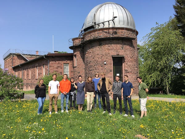 Gruppe vor der Sternwarte